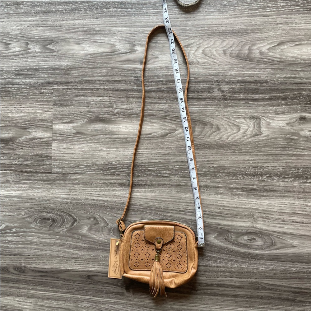 Revive VTG Vegan Faux Leather Small Crossbody Bag Tan Color, New.
Style 30-02385 - Picture 8 of 8